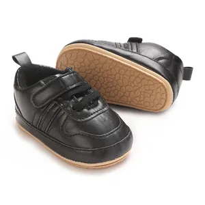 Dettaglio scarpe primi passi nere per neonati con suola in gomma morbida antiscivolo