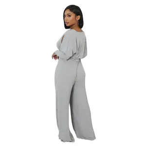 Rückansicht eines grauen, gerippten Jumpsuit-Sets mit einem Langarm-Cape-Bolero für Damen
