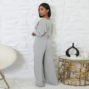 Detailansicht graues elastisches Ripp-Jumpsuit-Set mit passendem Langarm-Cape-Oberteil