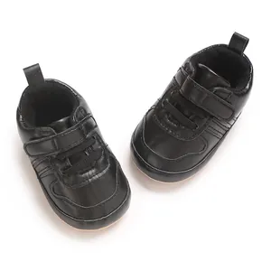Primo piano di scarpe primi passi per neonati in ecopelle nera con chiusura a strappo