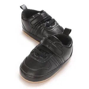 Dettaglio di scarpe primi passi nere per neonati con chiusura a strappo e suola morbida