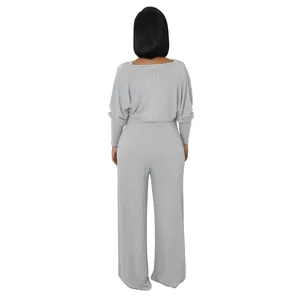 Rückansicht eines hellgrauen, elastischen Ripp-Jumpsuits mit eleganten Cape-Ärmeln
