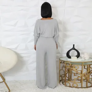 Rückenansicht eines grauen, gerippten, langärmeligen Jumpsuits mit weitem Bein