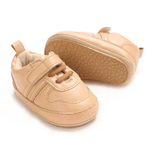 Scarpe primi passi morbide e beige per neonati e bambine di età compresa tra 0 e 1 anno