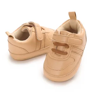 Vista dettagliata di scarpe primi passi per neonati in ecopelle beige con cinturino velcro