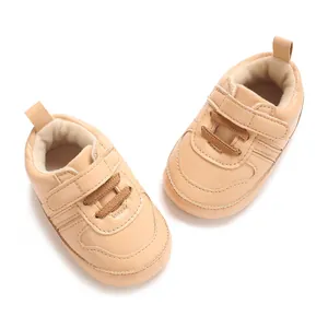 Scarpe da ginnastica per neonati color beige con suola morbida, velcro e lacci marroni decorativi
