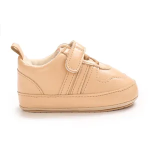 Vista laterale dettagliata di scarpe primi passi beige con suola morbida per neonati