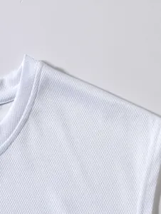 Detaillierte Nahaufnahme des atmungsaktiven weißen Mesh-Gewebes eines Herren-Sport-Tanktops.