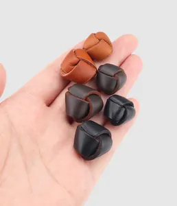 Boutons de noeud en cuir de vachette faits à la main pour vêtements haut de gamme.