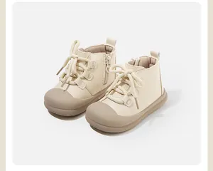 Baby-Lauflernschuhe High-Top in Creme mit verstärkter Kappe und Seitenreißverschluss.