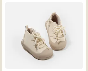 Detailansicht beige Kleinkinder High-Top Lauflernschuhe mit Schnürsenkeln und Reißverschluss.