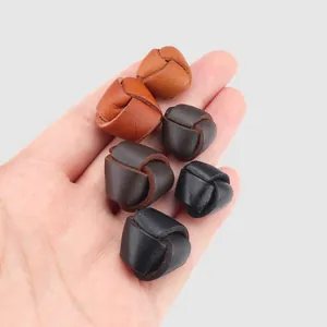 Boutons en cuir de vachette faits à la main pour vêtements décoratifs, marron et noir.