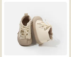 Detailansicht beige Kleinkinder High-Top Laufschuhe mit Schnürsenkeln und seitlichem Reißverschluss