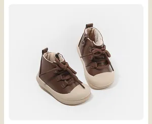 Detailansicht von braunen Leder-Lauflernschuhen für Kleinkinder mit cremefarbenen Gummisohlen