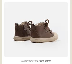 Detailaufnahme brauner hoher Lauflernschuhe für Kleinkinder mit Reißverschluss.