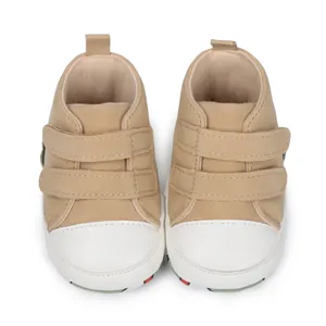 Vista superior de zapatos de bebé caqui con doble velcro y suela blanda para caminar