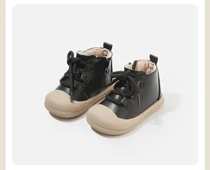 Seitenansicht schwarzer hoher Lauflernschuhe für Kleinkinder mit beigen Sohlen.