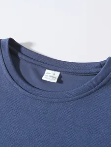 Nahaufnahme des Ausschnitts mit Etikett auf einem blauen Fitness-Sport-Tanktop.