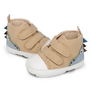 Vista detallada de zapatos altos para bebé con dinosaurios y suelas blandas antideslizantes