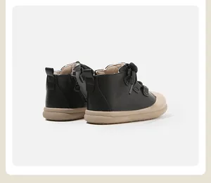 Rückansicht von schwarzen Kinder-High-Top-Sportschuhen mit hellbraunen Sohlen