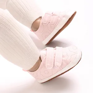 Detailaufnahme der rosa weichen Baumwoll-Lauflernschuhe für Babys mit Herzstich.