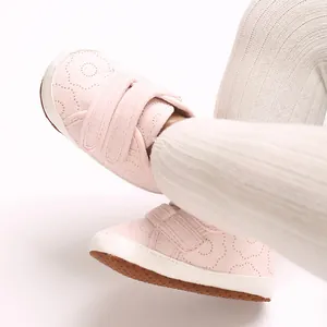 Nahaufnahme von weichen rosa Babyschuhen mit Klettverschluss und rutschfester Sohle