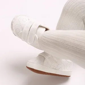 Detailansicht weicher weißer Baumwoll-Babylauflernschuhe mit Klettverschluss