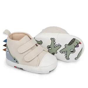 Detalle de zapatos para bebé con diseño de dinosaurio y suela blanda antideslizante