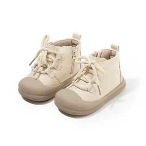 Cremefarbene hohe Baby-Lauflernschuhe mit praktischem Reißverschluss und Zehenschutz