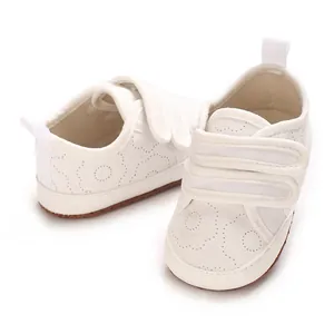 Weiche weiße Baby-Sneaker aus Baumwolle für Kleinkinder mit praktischem Klettverschluss.