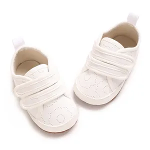 Detailansicht von atmungsaktiven weißen Baumwoll-Babyschuhen mit weichen Sohlen und Klett
