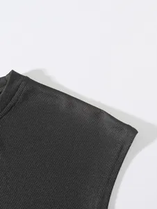 Makro-Detail aus atmungsaktivem schwarzem Netzgewebe auf einem Herren-Sport-Tanktop.