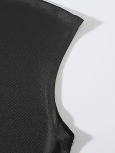 Nahaufnahme der atmungsaktiven Mesh-Struktur und der Armlochnaht eines Herren-Sport-Tops.