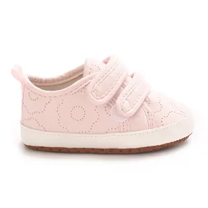 Weiche rosa Baumwolle Babyschuhe mit Klettverschluss und perforiertem Wirbelmuster
