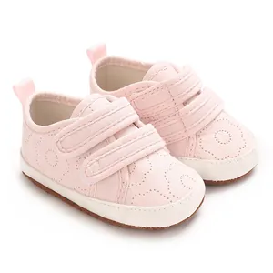 Nahaufnahme von weichen rosa Baumwoll-Babyschuhen mit doppeltem Klettverschluss für Säuglinge
