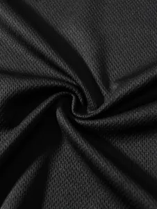 Makro-Detailansicht der atmungsaktiven schwarzen Mesh-Stoffstruktur eines Herren-Sporttops