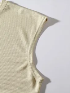 Detaillierte Makroansicht des atmungsaktiven Netzgewebes eines Fitness-Tanktops