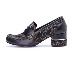 Profilo laterale di mocassini retrò in pelle nera con patchwork in pizzo floreale e tacco largo