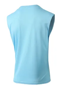 Detaillierte Rückansicht eines hellblauen atmungsaktiven Mesh-Sporttops für Herren