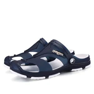 Ademende heren strandsandalen in marineblauw en wit met een handige draaibare hielband
