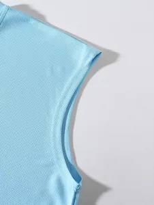 Detailansicht des atmungsaktiven hellblauen Mesh-Gewebes für Herren Sport-Unterhemden