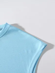 Nahaufnahme des atmungsaktiven hellblauen Mesh-Gewebes für das Herren Sport-Tanktop