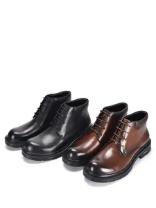 Detailvergleich von schwarzen und braunen mittelhohen Business-Boots aus echtem Leder.