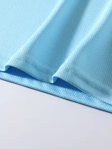 Detailaufnahme des hellblauen, atmungsaktiven Mesh-Gewebes für Herren Sportwesten