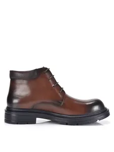 Seitenansicht hochwertiger brauner Leder-Chukka-Boots für Herren mit Vintage-Finish