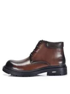 Detaillierte Seitenansicht hochwertiger brauner Leder-Chukka-Boots für Herren