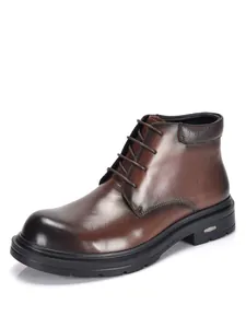 Detailaufnahme der hochwertigen braunen Herren-Lederstiefelette mit Schnürung im polierten Finish