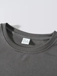 Nahaufnahme des grauen Netz-Sportoberteils mit Ausschnitt und Polyester-Etikett