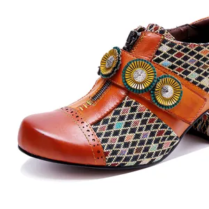Detailansicht von Retro-Leder-High-Heels mit Karostoff und 3D-Blumenverzierung