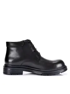 Seitenansicht eines klassischen schwarzen Herren-Chukka-Stiefels aus Leder mit Schnürung